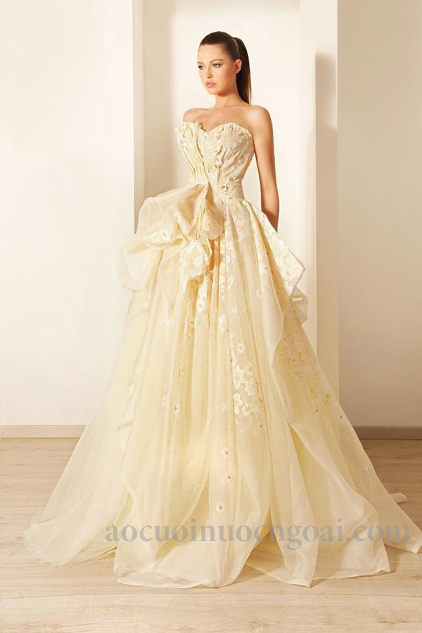 ao cuoi chu a mau vang nhat đinh hoa va form dang la mat 