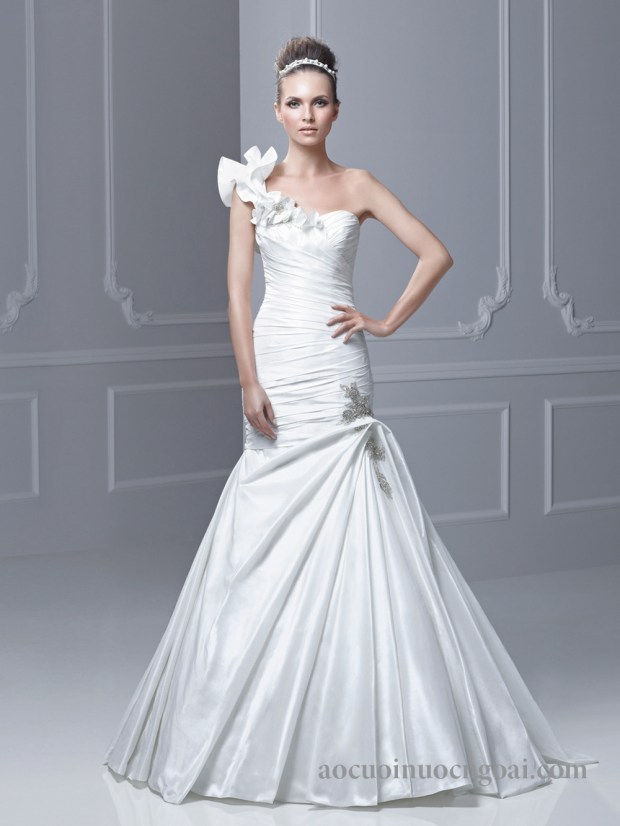 ao cuoi duoi ca lech vai cup nguc ngang xep nep co dien