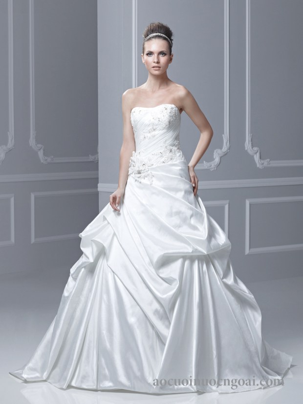 ao cuoi duoi ca satin tung xoe rong xep nep co dien