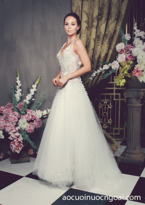 ao cuoi tùng xoè công chúa cổ v đắp ren lộng lẫy