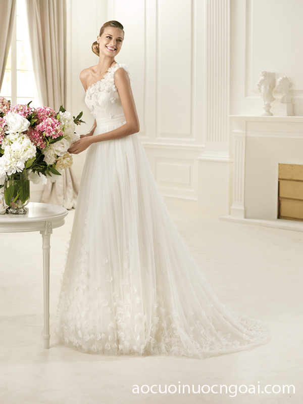 ao cuoi da tiec lech vai dinh ren hoa nu tinh 