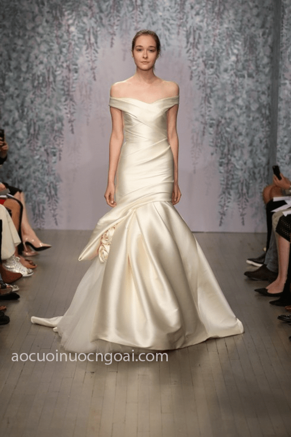 ao cuoi duoi ca satin xep pli thanh lich 