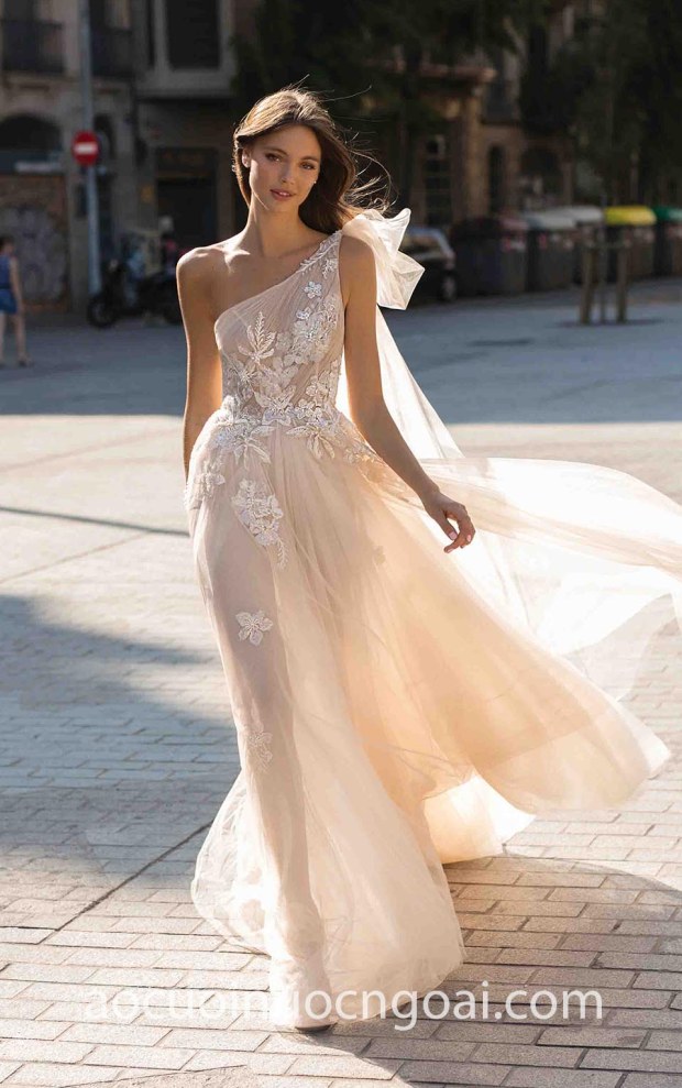 ao cuoi da tiec lech vai Berta MUSE 2019 Barcelona Dionne may ao cuoi dep sai gon meera meera fashion concept