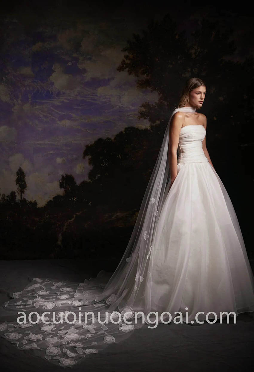 xu hướng váy cưới phối khăn choàng hoa 3d