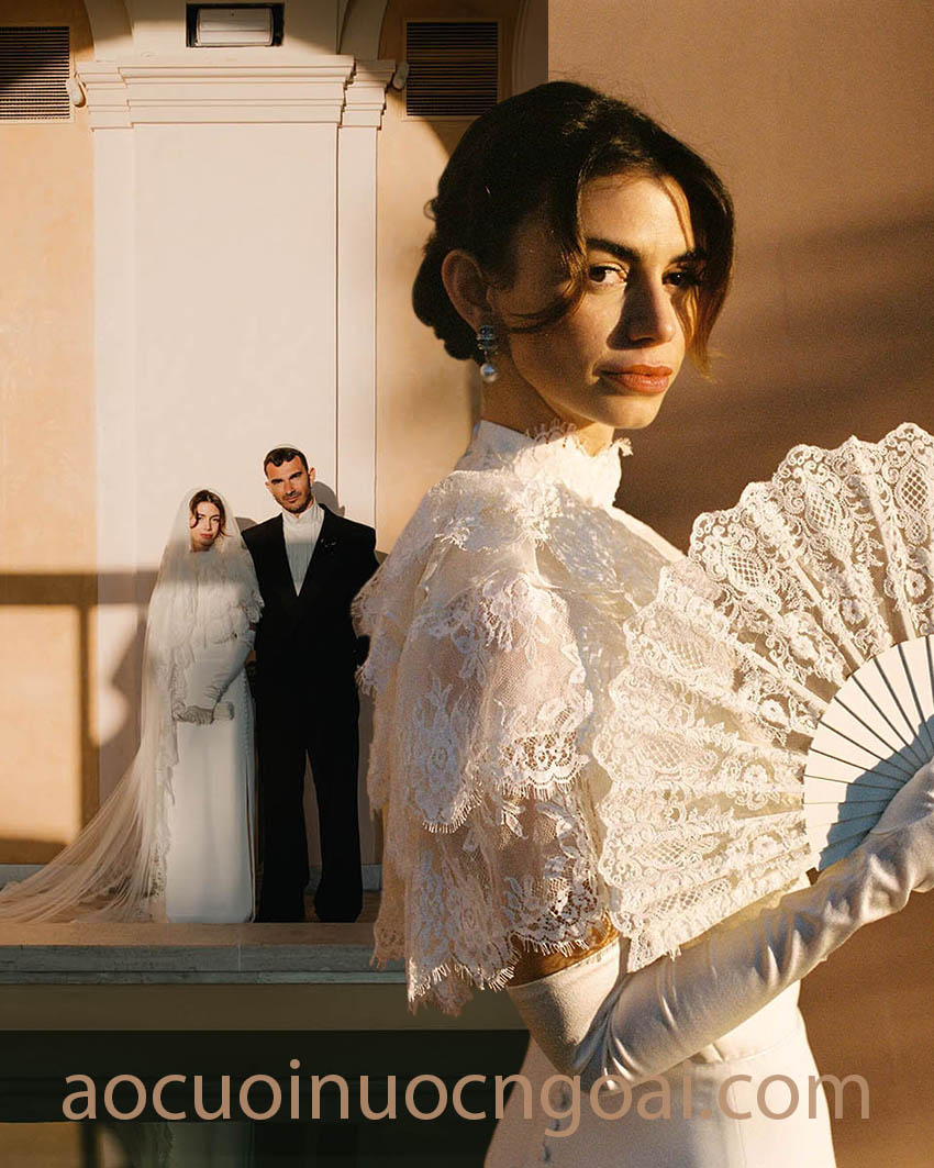 mẫu váy cưới phối áo choàng capelet xếp tầng